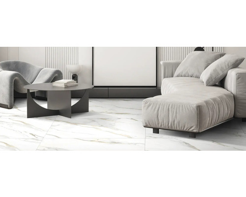 Modernt vardagsrum med marmorplattor, soffa och soffbord