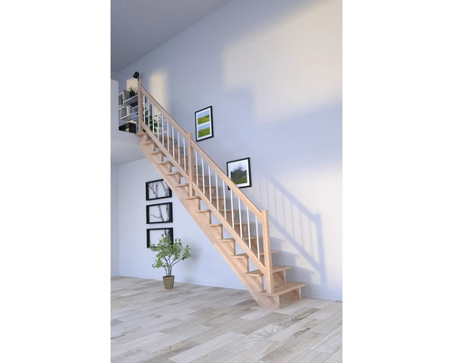 Trätrappa med räcke i ljust rum