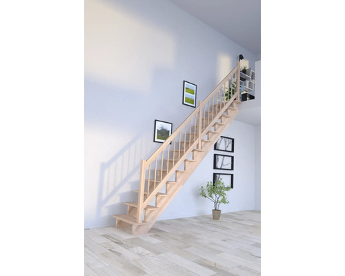 Trätrappa i ett husinteriör.