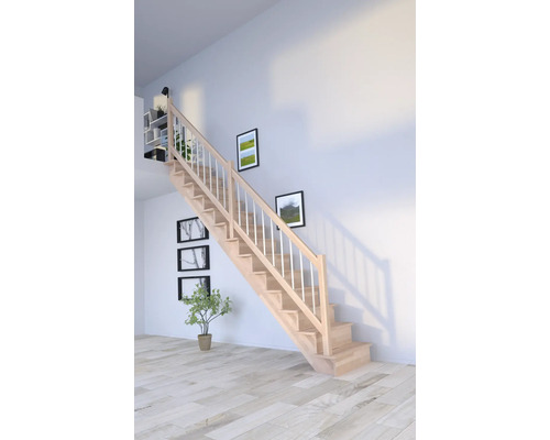 Trätrappa med räcke i ett ljust rum