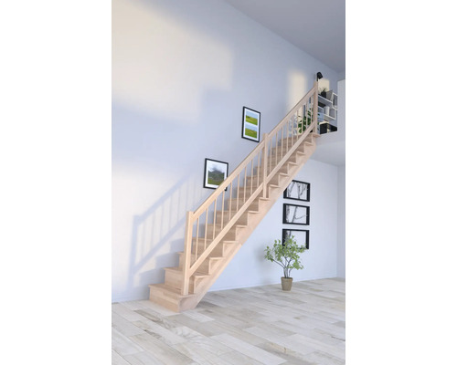 Trätrappa med räcke i ett ljust rum