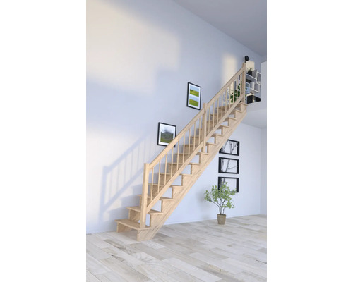 Trätrappa i ljust rum med tavlor på väggen och en växt.