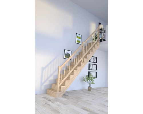 Trätrappa med räcke i ett ljust rum