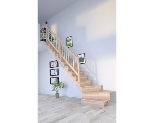 Trätrappa i ett ljust vardagsrum med tavlor på väggen och en växt