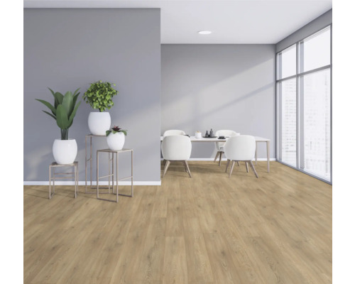 Ljust rum med trägolv, matbord och krukväxter