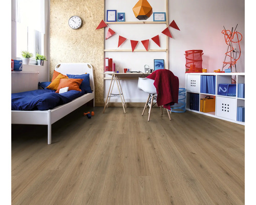 Ett ljust barnrum med säng, skrivbord och laminatgolv.
