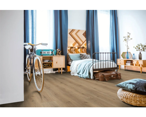 Modernt sovrum med trägolv, säng och blå gardiner