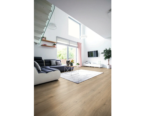 Ljust vardagsrum med soffa, matta och trägolv