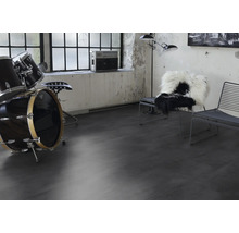 Vardagsrum med trumset, stolar och musikanläggning på mörkt golv