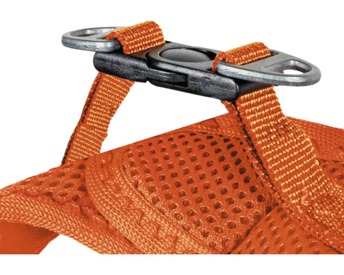 Detaljvy av en ryggsäcksrem med spänne och nätmaterial