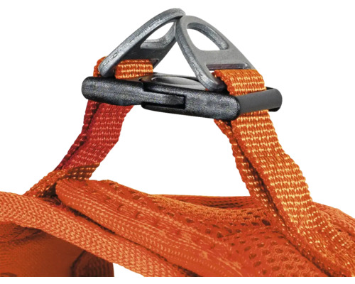 Detaljbild av ett orange band med metallspänne