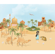 Illustration av ett ökenlandskap med palmer, kameler, prinsessan Jasmine och hennes tiger