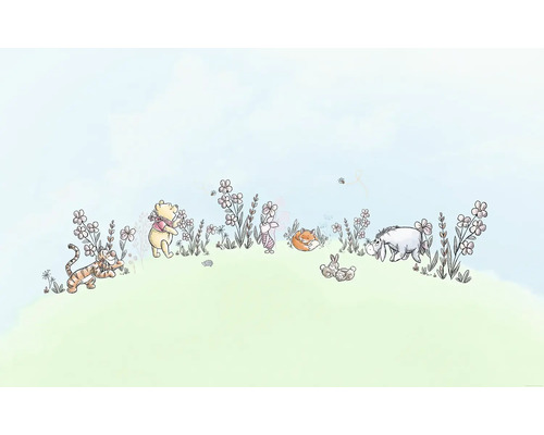 Fototapet KOMAR Whinnie the Pooh curious mind 250x400cm Illustration med Nalle Puh och hans vänner på en äng med blommor.