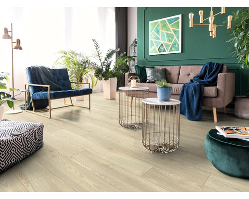 Ljust trägolv i ett vardagsrum med möbler och växter