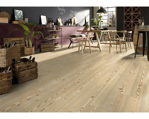 Ljust trägolv i en matsal med bord, stolar och dekorativa element.