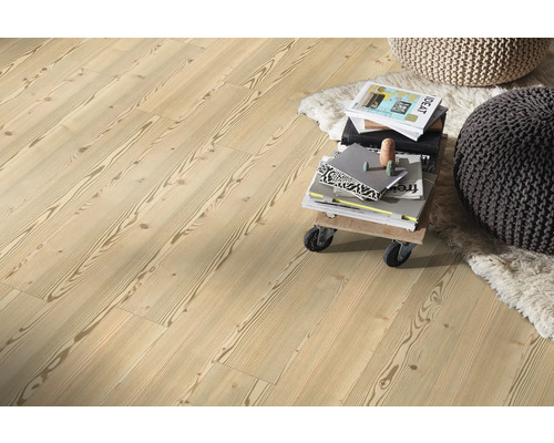 Lagt trägolv med böcker och sittkuddar