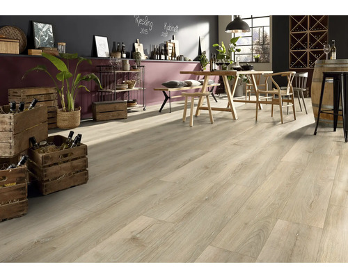 Interiör med ljust laminatgolv, träbord och vinlådor