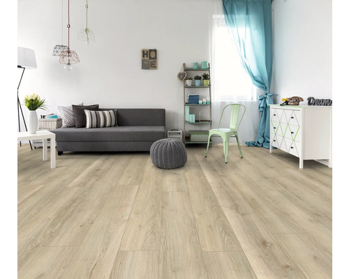 Ljust vardagsrum med laminatgolv, soffa och dekoration