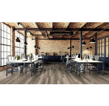 Ljust kontor med datorbord, kontorsstolar och trägolv