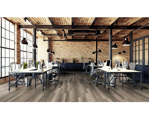 Ljust kontor med datorbord, kontorsstolar och trägolv