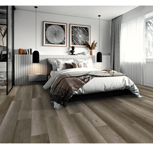 Sovrum med dubbelsäng, två runda väggmålningar och trägolv