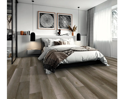 Sovrum med dubbelsäng, två runda väggmålningar och trägolv