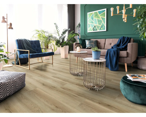 Vardagsrum med laminatgolv, soffa, fåtölj och sidobord.