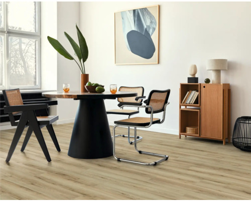 Ljust rum med matbord, stolar och byrå på ljust trägolv.