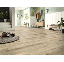 Ljust rum med designgolv i trälook, byrå, bänk och dekoration