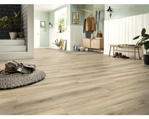 Ljust rum med designgolv i trälook, byrå, bänk och dekoration