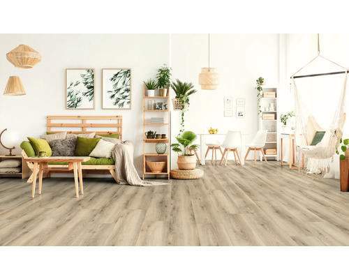 Ljust vardagsrum med trägolv, soffa, bord och hängstol