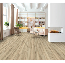 Ljust vardagsrum med laminatgolv i träutseende, soffa, hyllor och öppen spis.