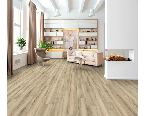 Ljust vardagsrum med laminatgolv i träutseende, soffa, hyllor och öppen spis.