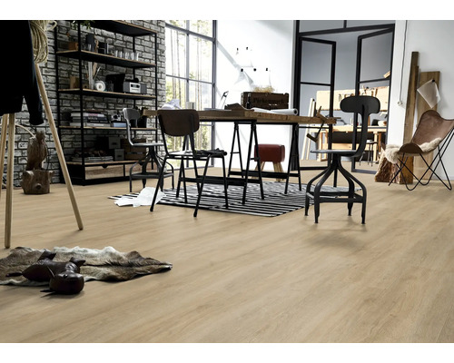 Ljust vardagsrum med hyllor, bord, stolar och ljust trägolv