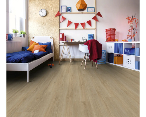 Barnrum med säng, skrivbord och laminatgolv.
