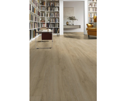 Ljust trägolv i ett vardagsrum med bokhyllor