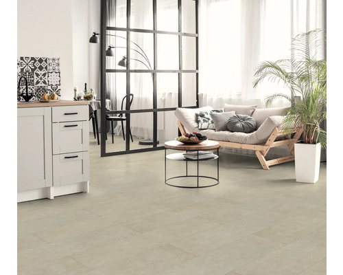 Ljust vardagsrum med vinylgolv i plankdesign, soffa, bord och krukväxt