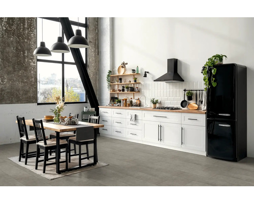 Ljust kök med matbord, pentry, fläktkåpa och kylskåp