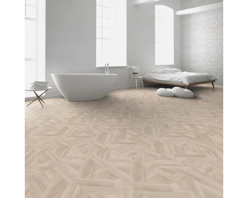 Ljust rum med fristående badkar, säng och trägolv i fiskbensmönster