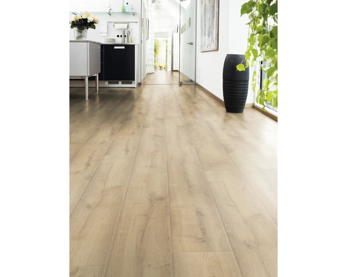 Ljust laminatgolv i en hall