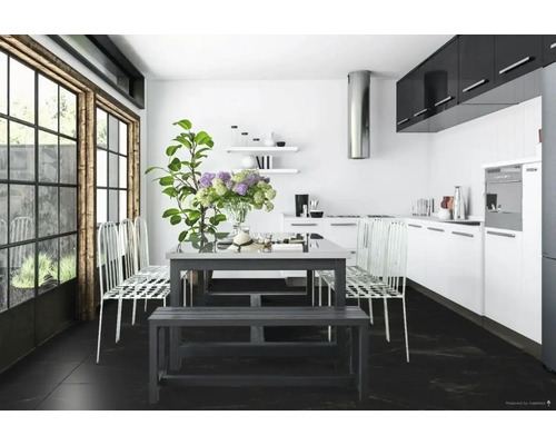 Ljust kök med matbord, stolar, bänk och stora fönster