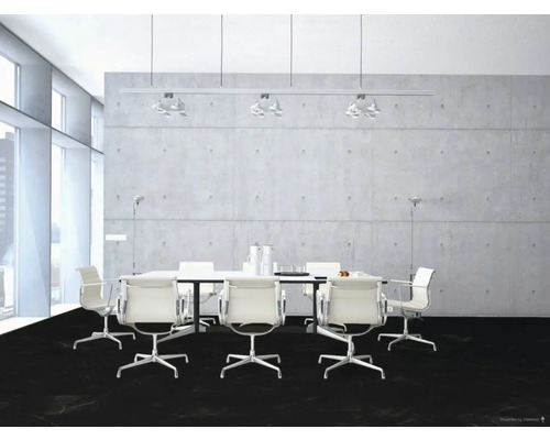 Konferensrum med bord, stolar och belysning