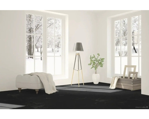 Ljust rum med utsikt över ett vinterlandskap, golvlampa, fotpall och dekoration