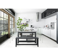 Ljust kök med matbord, sittbänk, stolar och blombukett