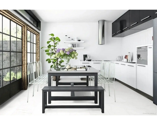 Ljust kök med matbord, sittbänk, stolar och blombukett