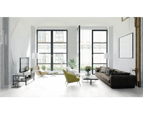 Ljust vardagsrum med soffa, fåtöljer, TV och stora fönster.