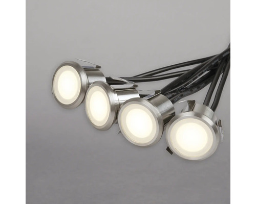 Fyra infällda LED-spotlights med kablar