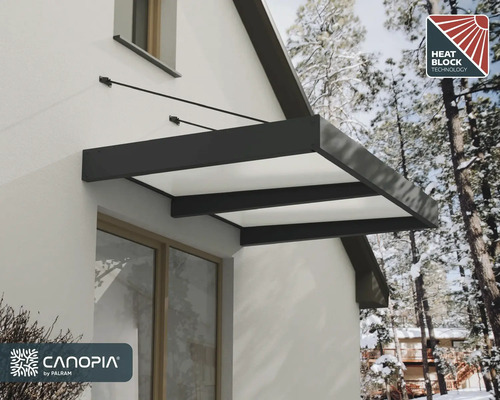 Dörrtak med svart ram och ljusa paneler fäst vid ett hus