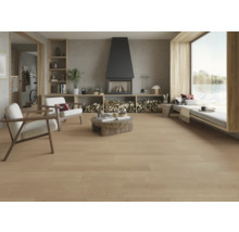 Ljust vardagsrum med trägolv, öppen spis och stora fönster