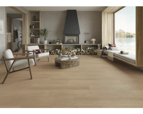 Ljust vardagsrum med trägolv, öppen spis och stora fönster